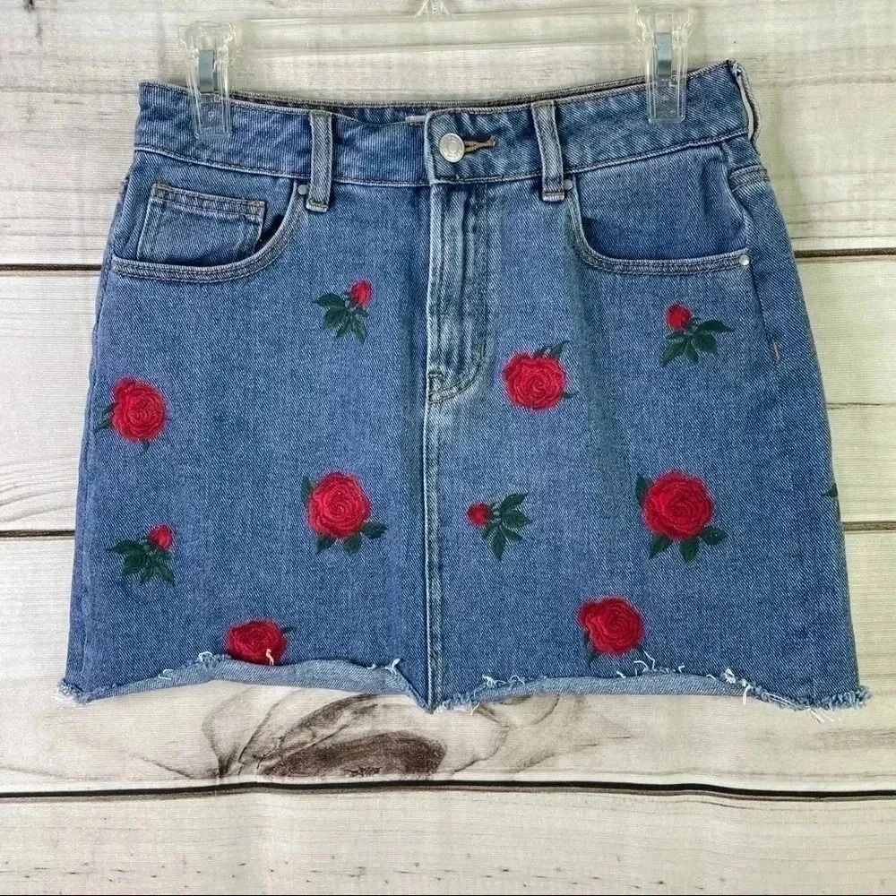 PacSun Denim Mini Skirt Womens 26 Blue Rose Floral Embroidered Raw Hem